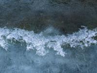 Lange, schmale Eiskristall Figur auf dem zufrierenden Lochgrabenbach